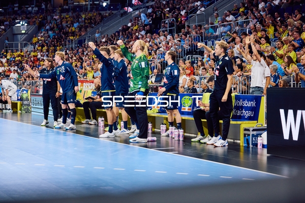 Spieler auf der Bank reagieren auf ein Spielereignis auf dem Spielfeld