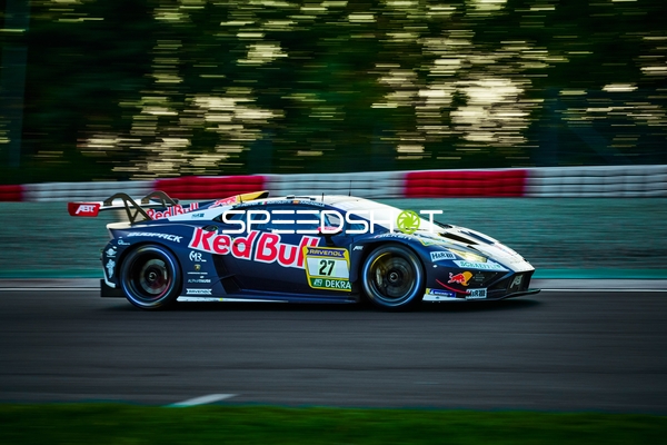 Rennfahrzeug auf der Rennstrecke