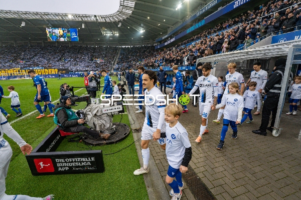 Mika Baur (9; SC Paderborn 07) läuft mit Teamkollegen ins Stadion ein