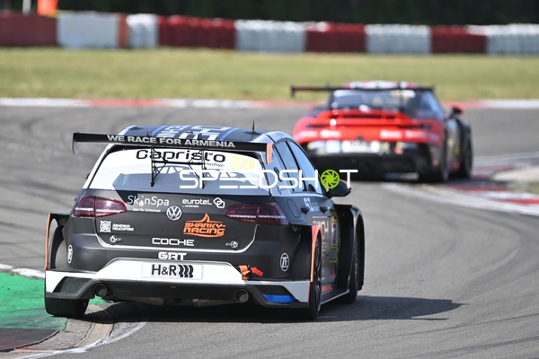 Rennfahrzeug auf der Rennstrecke