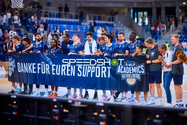 Team celebration Marcel Keßen (15;MLP Academics Heidelberg), , Paul Zipser (9;MLP Academics Heidelberg), 