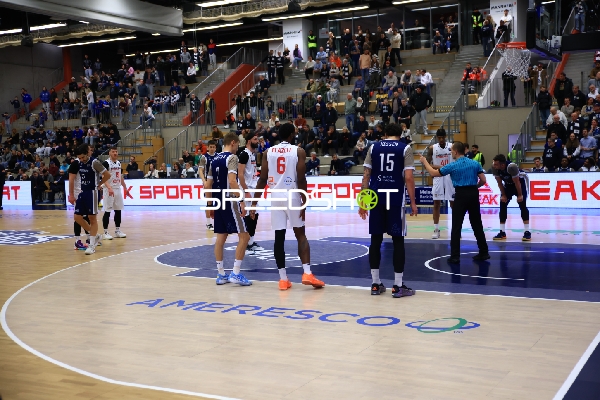 Spielaktion mit Marcel Keßen (15; MLP Academics Heidelberg) und KeyShawn Feazell (6; Basketball Nymburg)