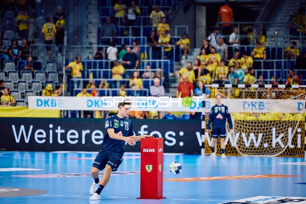 Ein Spieler von THW Kiel bereitet sich darauf vor, den Ball zu werfen.