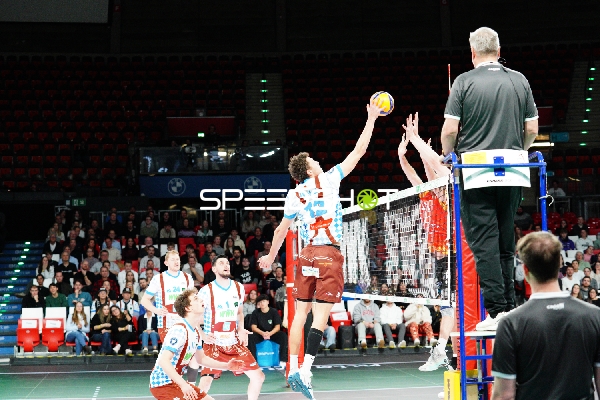 Simon Gallas (24; WWK Volleys Herrsching) und Djordje Ilic (1; WWK Volleys Herrsching) in Aktion