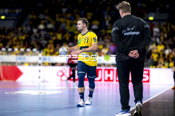 Wurf von Dani Baijens (77; Rhein Neckar Löwen)