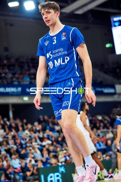 Andrew O’Brien (3, MLP Academics Heidelberg) steht