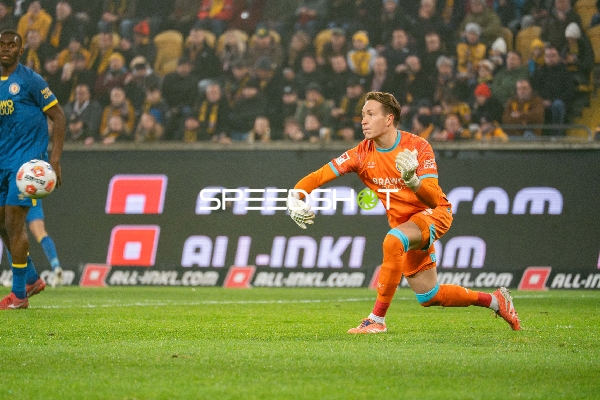 Torwart wirft den Ball