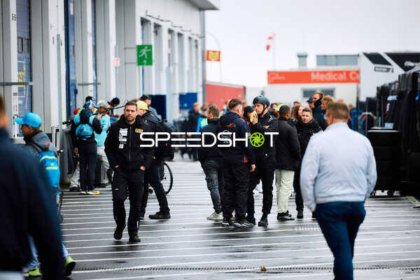 Boxengassen-Szene am Nürburgring