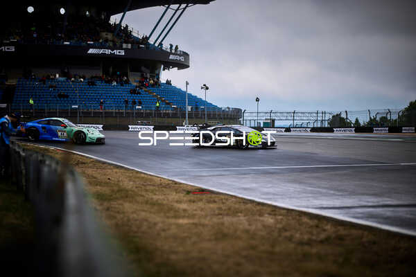 GT3-Fahrzeuge in Kurve