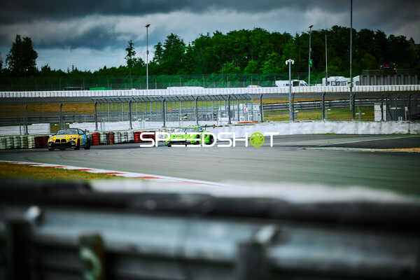 Rennsituation mit Falken Motorsports (33): Alessio Picariello, Julien Andlauer und Toyo Tires with Ring Racing (160): Giuliano Alesi, Kazuto Kotaka, Miki Koyama, Yuichi Nakayama