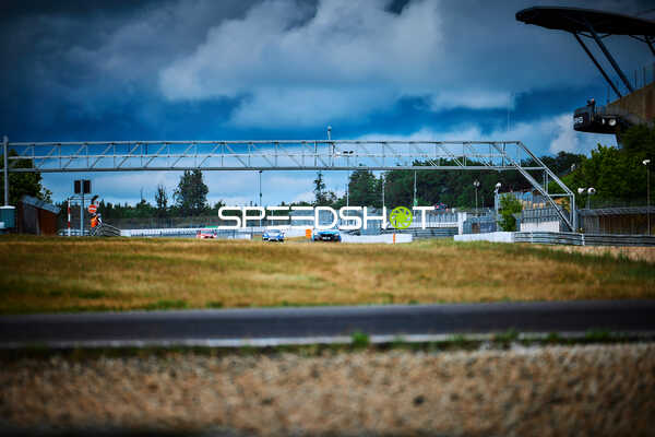 Mehrere Fahrzeuge auf der Strecke