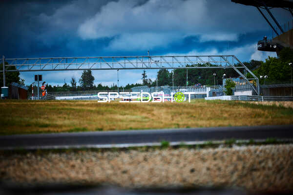 Mehrere Fahrzeuge auf der Strecke