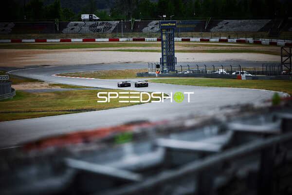 GT3-Duell auf der Rennstrecke