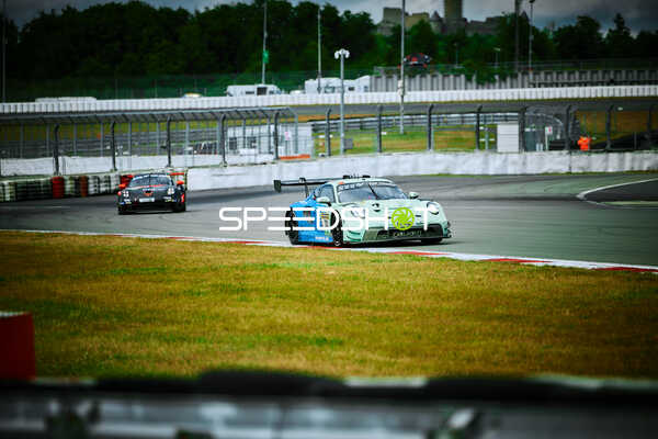 Rennsituation mit Falken Motorsports (33): Alessio Picariello, Julien Andlauer und SRS Team Sorg Rennsport (949): Jaden Lander, Jake Walker