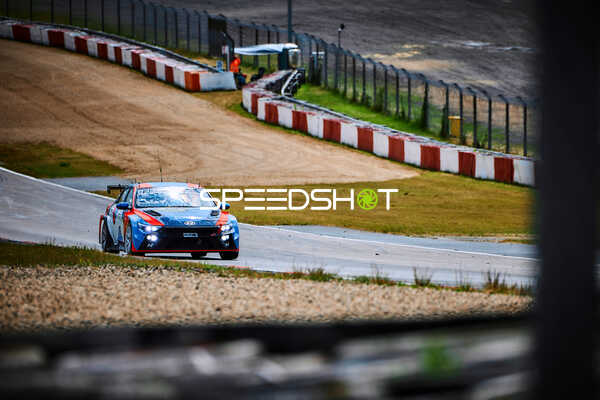 Fahrzeug Hyundai Motorsport/Target Competition (830): Christer Jöns, Manuel Lauck, Marc Basseng, Mikel Azcona auf Strecke