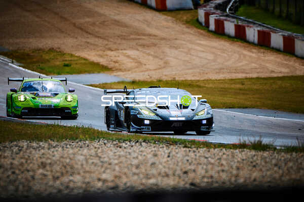 Zwei GT3-Fahrzeuge auf Strecke