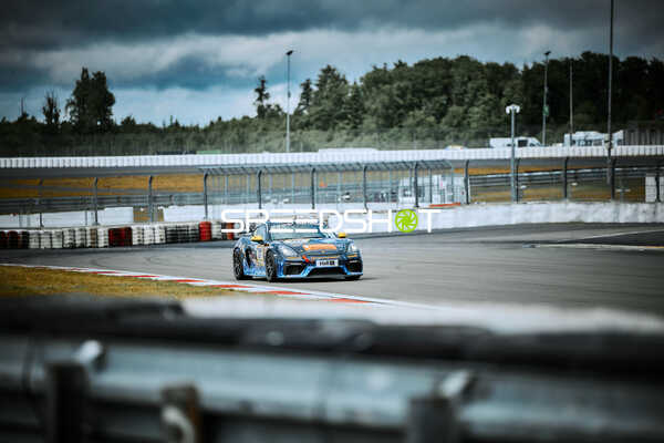 Fahrzeug Dinamic GT SRL (54): Buus Bastian, Joel Sturm, Loek Hartog auf Rennstrecke