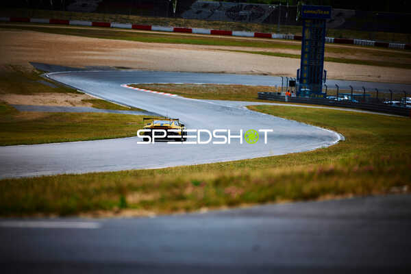 Fahrzeug Team ADVAN x HRT (17): Adam Christodoulou, Mikael Grenier, Ralf Aron auf Strecke