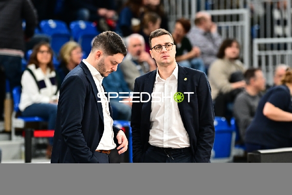 Szene mit Lazar Spasic (997; EWE Baskets Oldenburg) und Franjo Borchers (998; EWE Baskets Oldenburg)