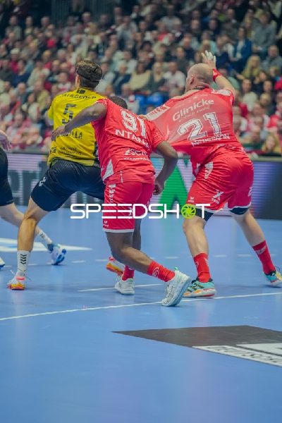 Sadou Ntanzi (91; MT Melsungen) und Arnar Freyr Arnarsson (21; MT Melsungen) gegen 5; TVB 1898 Stuttgart