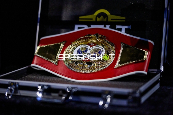 Ringside-Zone Face-Off