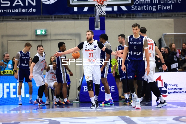 Spielaktion mit Ryan Mikesell (33; MLP Academics Heidelberg) und Martin Kriz (31; Basketball Nymburg)