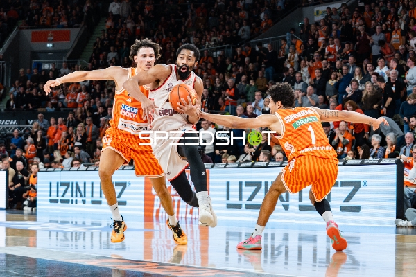 Spielszene mit Alec Anigbata (7; Ratiopharm Ulm) und Spencer Dinwiddie (26; FC Bayern Basketball)