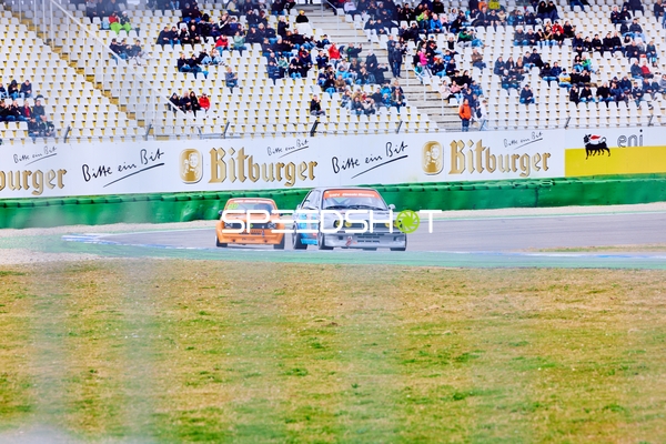 Spannendes Rennen in der Kurve beim BMW 318i Cup