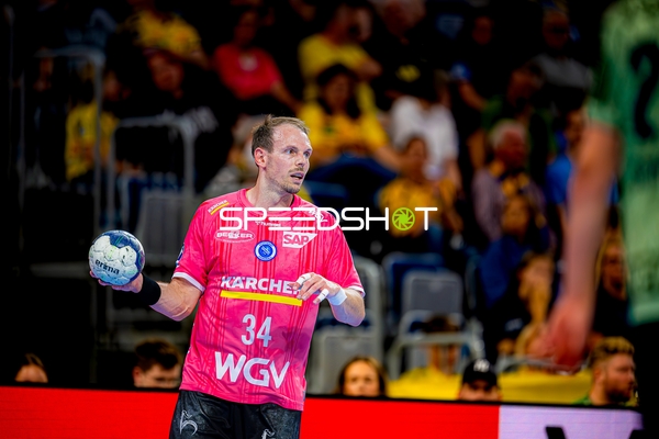 Spieler passt den Ball