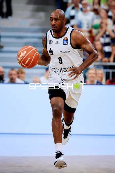 Dribbling von DeAndre Lansdowne (9; Niners Chemnitz)
