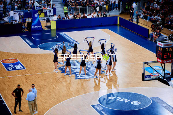 Cheerleader feiern vor Fans