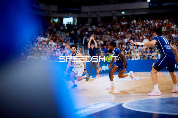 Dribbling von Jacob Gilyard (11; Niners Chemnitz)