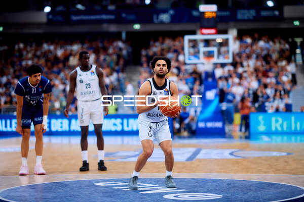 Dribbling von Aher Uguak (1; Niners Chemnitz)