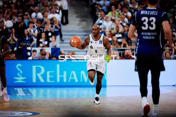 Dribbling von DeAndre Lansdowne (9; Niners Chemnitz)