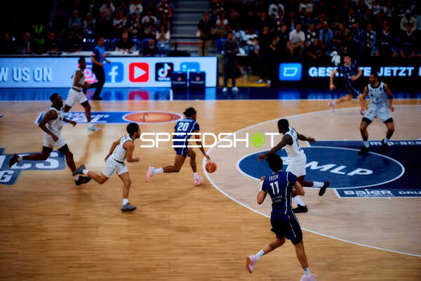 Michael Weathers (20, MLP Academics Heidelberg) mit Ball im Fastbreak