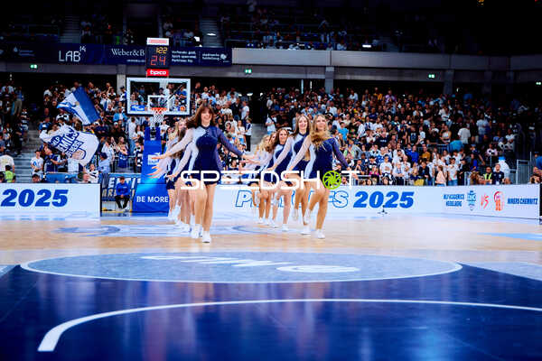 Cheerleader feiern vor Fans