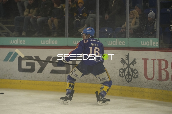 Bernd Wolf (16; EHC Kloten) mit Puck am Eis