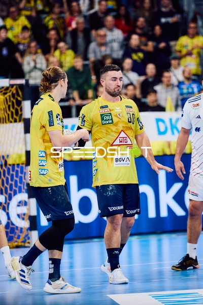 Spieler im Gespräch auf dem Spielfeld