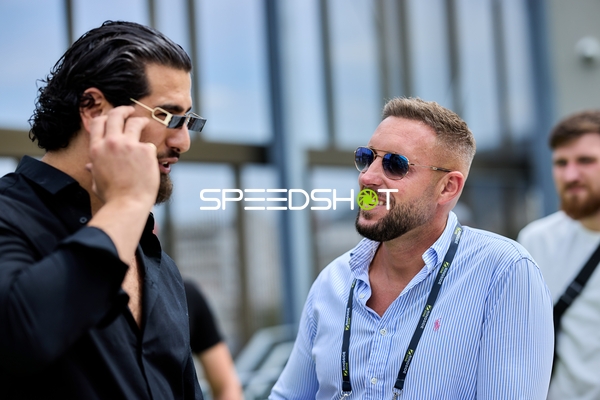 Ringside-Zone Face-Off