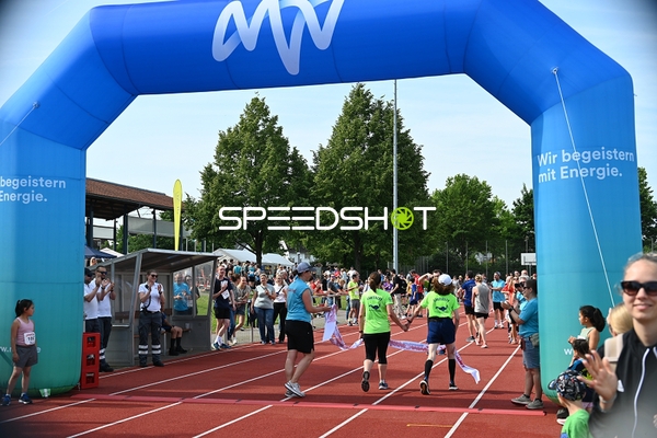 Gemeinsamer Zieleinlauf beim TVE Sommerlauf