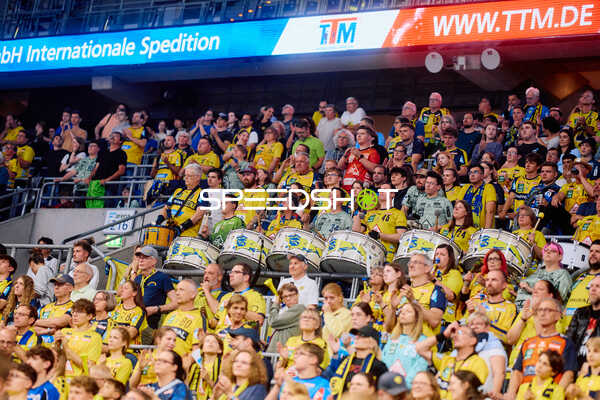 Fans mit Trommeln