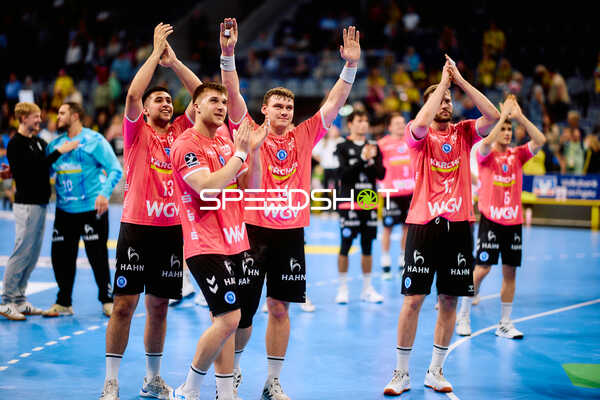 Team feiert gemeinsamen Sieg