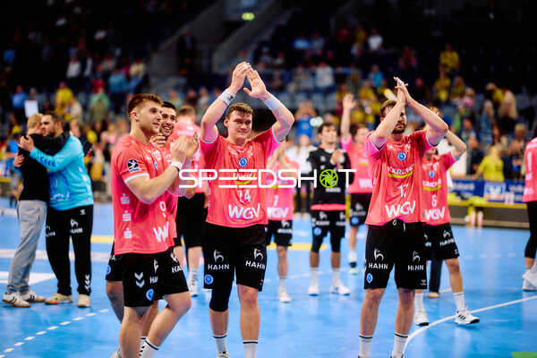 Lukas Laube (24, TVB 1898 Stuttgart) und Samuel Rothlisberger (17, TVB 1898 Stuttgart) klatschen