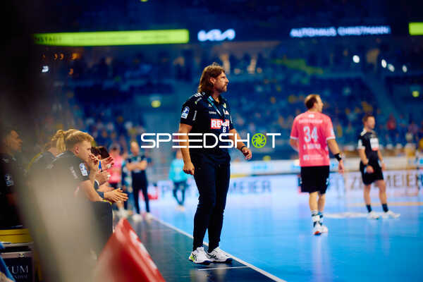 Cheftrainer an der Seitenlinie