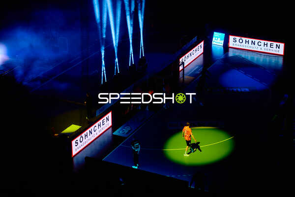 Team betritt Spielfeld