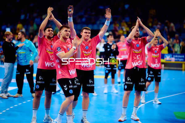 Team feiert gemeinsamen Sieg
