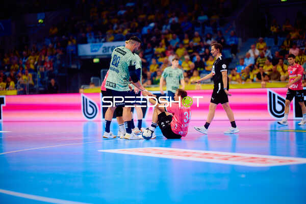 Spieler hilft Gegner auf