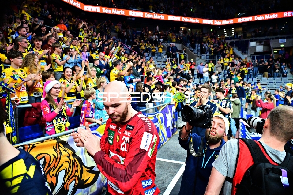 Szene mit Mike Jensen (20; Rhein Neckar Löwen) und Max Krause (104; Rhein Neckar Löwen)