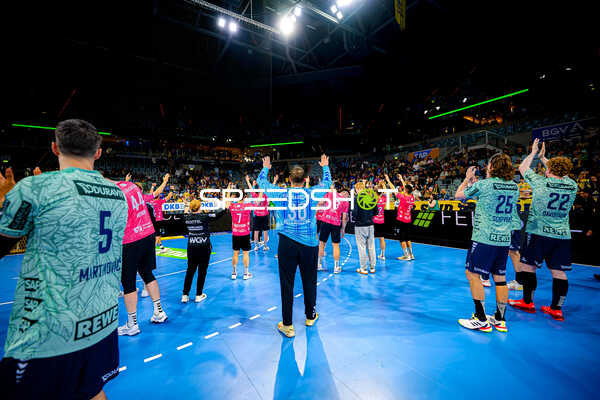 Teams feiern gemeinsamen Sieg