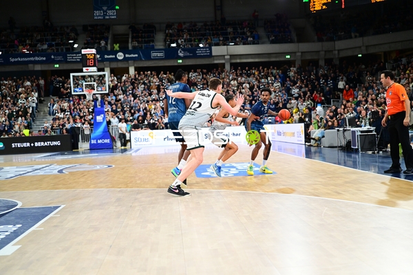 Michael Weathers (20; MLP Academics Heidelberg) verteidigt